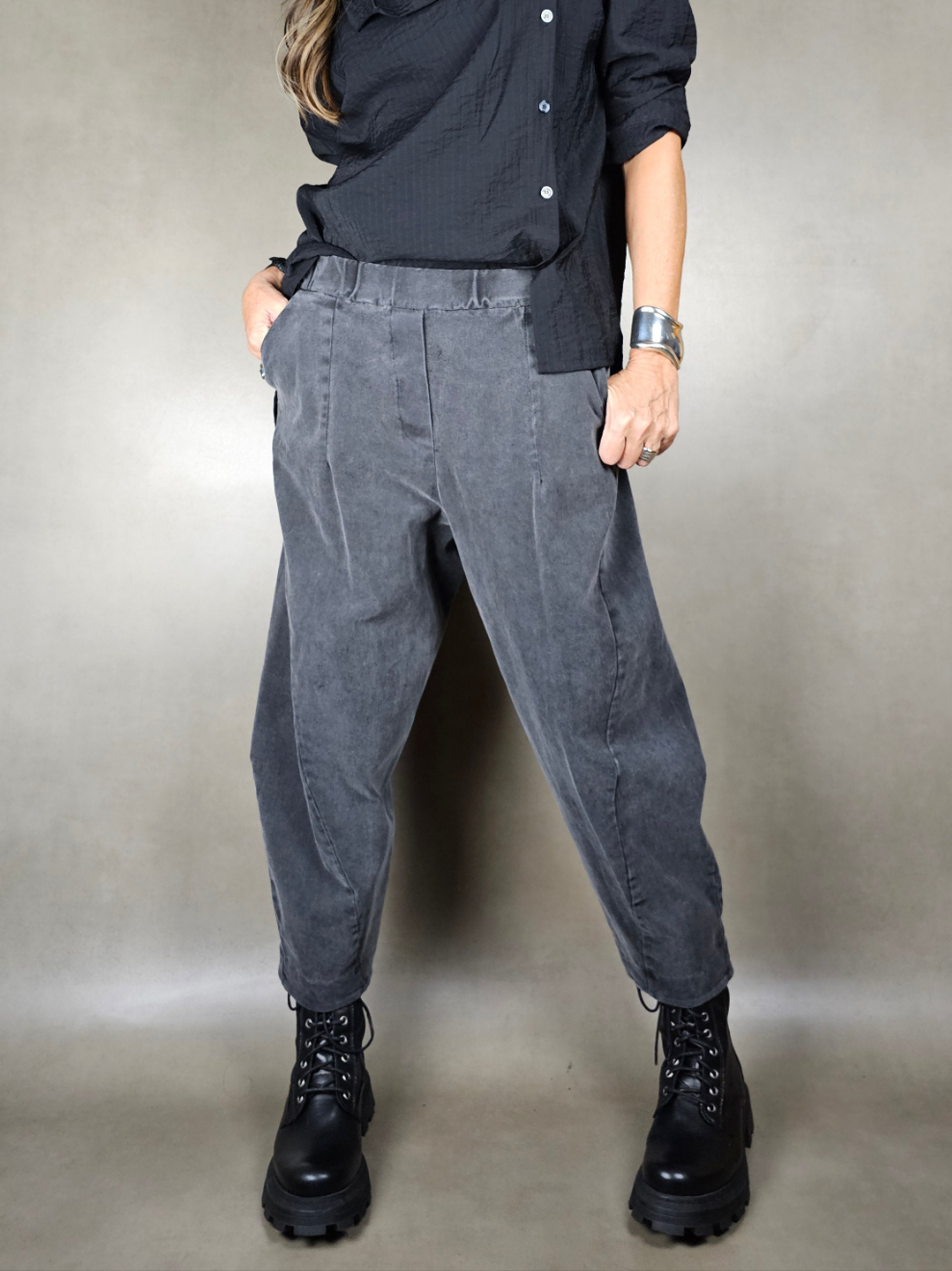 pantalon jeans oscuro con bolsillos con ojales dto 98co2ea